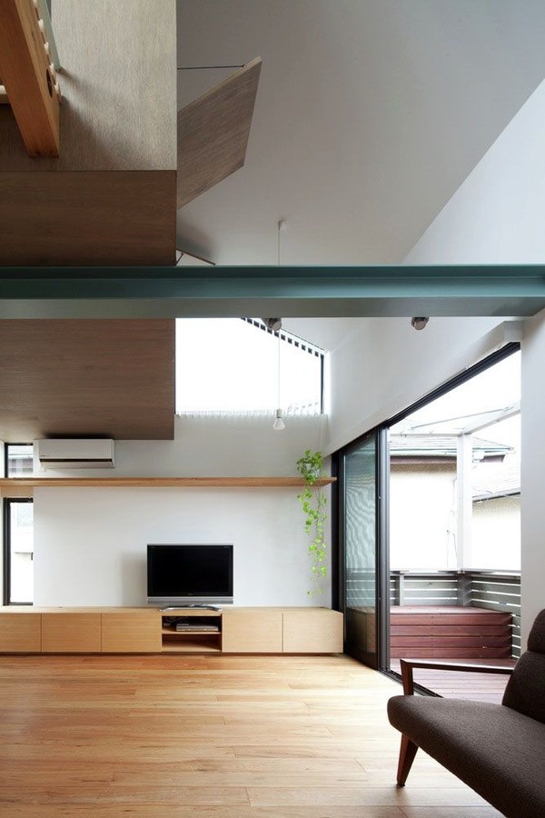 Rumah itu secara alami diterangi oleh jendela-jendela besar. Istimewa/Masayoshi Ishii/Archdaily.