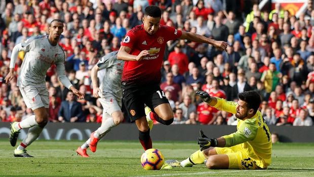 Jesse Lingard jaid pemain pengganti yang ditarik keluar di babak pertama.