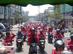 Konvoi 1000 Pengendara Iringi Gala Premiere Film Dilan 1991