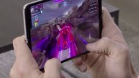 Menggenggam dan Mengoperasikan Ponsel Layar Lipat Galaxy Fold