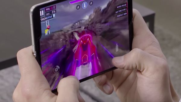 Menggenggam dan Mengoperasikan Ponsel Layar Lipat Galaxy Fold