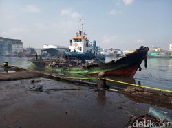 Kapal-kapal Ikan yang Terbakar di Muara Baru Mulai Dievakuasi