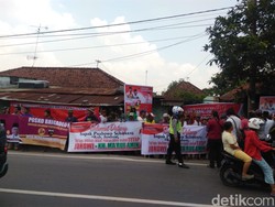 Begini Cara Ratusan Relawan Jokowi Sambut Prabowo di Jombang