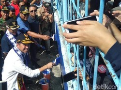 Wagub Emil Ikut Gotong-royong Ngecat Stadion Kanjuruhan