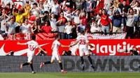 Gawang Barcelona kembali bobol tiga menit jelang turun minum. Gabriel Mercado mencetak gol untuk membawa Sevilla unggul 2-1 atas Barcelona saat turun minum. Foto: Marcelo del Pozo/Reuters