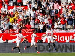Gawang Barcelona kembali bobol tiga menit jelang turun minum. Gabriel Mercado mencetak gol untuk membawa Sevilla unggul 2-1 atas Barcelona saat turun minum. Foto: Marcelo del Pozo/Reuters
