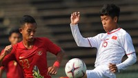 Pertandingan berjalan dengan cukup keras sejak selepas kick-off. (Foto: ANTARA FOTO/Nyoman Budhiana/aww)