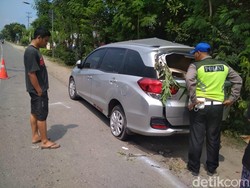 Adu Banteng Mobil vs Bus di Rembang, 3 Orang Tewas