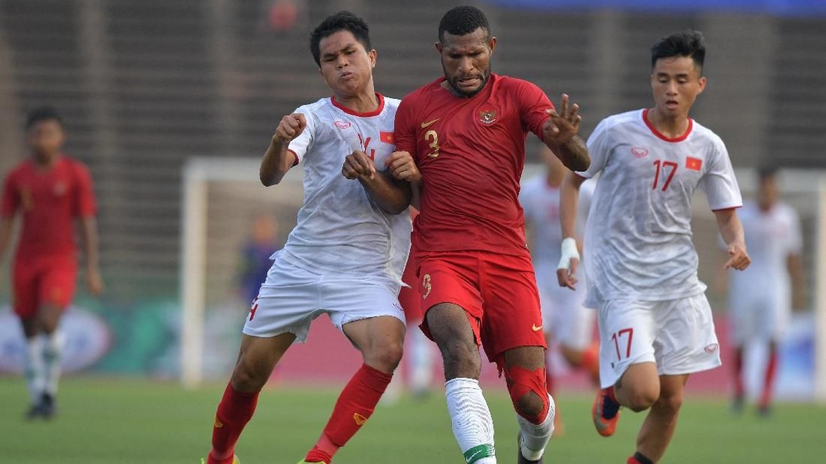 Marinus Wanewar saat menghadapi Vietnam di semifinal Piala AFF U-22 2019 (Nyoman Budhiana/Antara Foto)