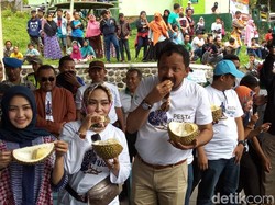 Menikmati Durian Kanjeng Khas Ponorogo dalam Pesta di Telaga Ngebel