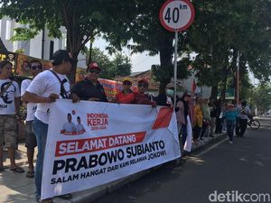 Relawan Jokowi di Mojokerto Sambut Kedatangan Prabowo