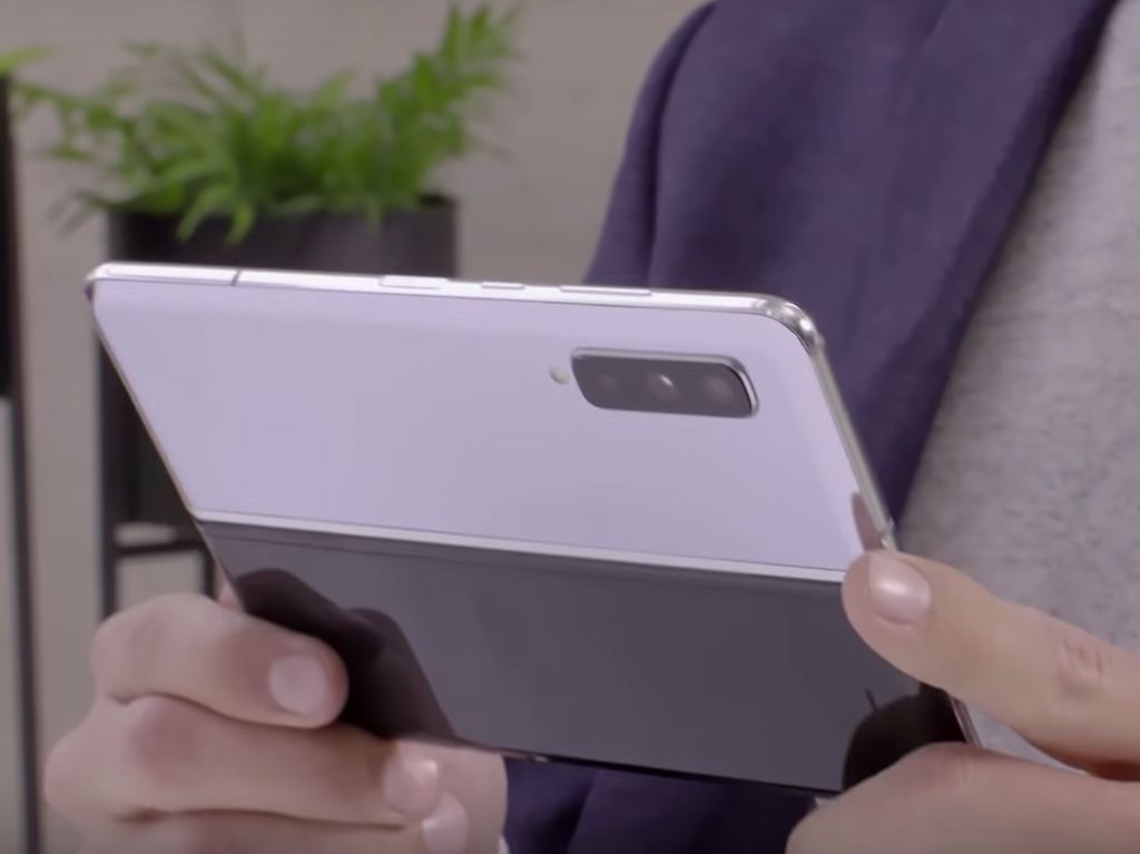 Samsung Ungkap Alasan Layar Galaxy Fold Dilipat ke Dalam Samsung Ungkap Alasan Layar Galaxy Fold Dilipat ke Dalam
