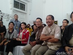 Menaiki Bandros, Ridwan Kamil Beri Sambutan Sebelum Kunjungi Sudut Film Dilan