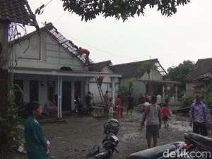 Video Puting Beliung di Kupang, Atap Rumah Beterbangan