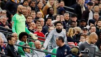 Sarri menuju ruang ganti, meninggalkan staf dan para pemainnya di bangku cadangan. (Foto: Carl Recine/Action Images via Reuters)
