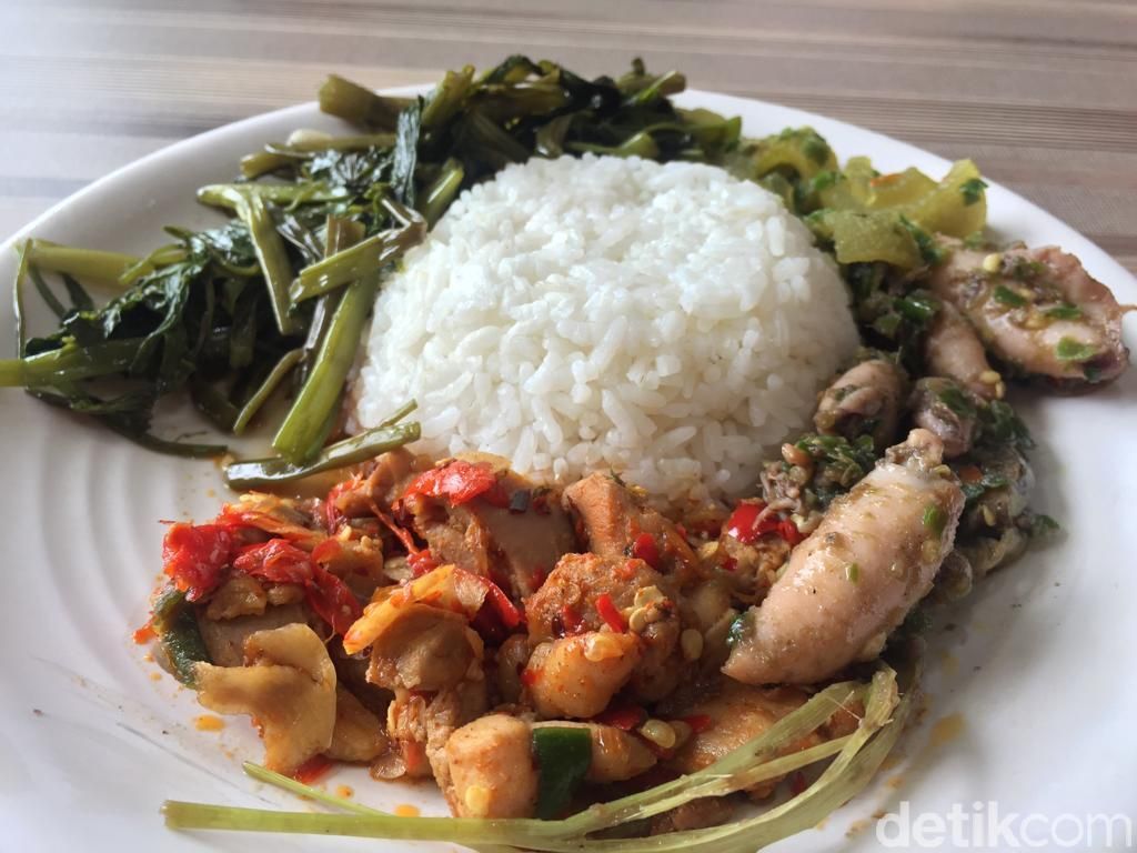 Ada Ayam Suwir Super Pedas hingga Ceker Ranjau di 5 Resto Artis Ini Ada Ayam Suwir Super Pedas hingga Ceker Ranjau di 5 Resto Artis Ini