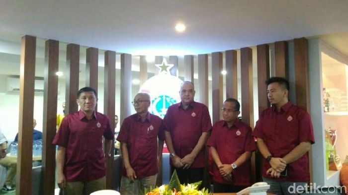 Ferry Paulus, Kokoh Afiat resmikan kantor baru Persija Jakarta. (Amalia Dwi Septi/detikSport) Ferry Paulus, Kokoh Afiat resmikan kantor baru Persija Jakarta. (Amalia Dwi Septi/detikSport)