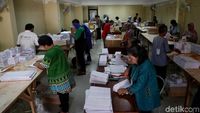 Begini Sibuknya Aktivitas Melipat Surat Suara untuk Pemilu 2019