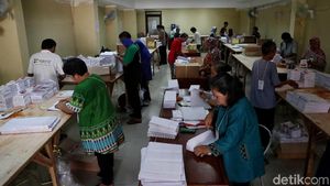 Begini Sibuknya Aktivitas Melipat Surat Suara untuk Pemilu 2019