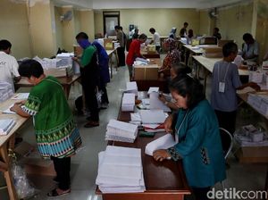 Begini Sibuknya Aktivitas Melipat Surat Suara untuk Pemilu 2019 Begini Sibuknya Aktivitas Melipat Surat Suara untuk Pemilu 2019