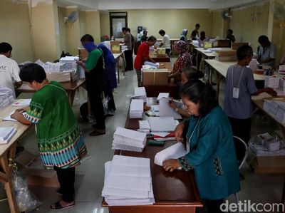 Begini Sibuknya Aktivitas Melipat Surat Suara untuk Pemilu 2019