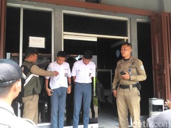 Pelajar Garut Terjaring Razia Petugas Saat Asyik Main Game di Warnet