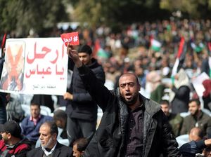Ribuan Demonstran di Gaza Serukan Presiden Palestina Mundur Ribuan Demonstran di Gaza Serukan Presiden Palestina Mundur