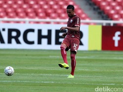 Seorang pemain Persija berlatih passing.