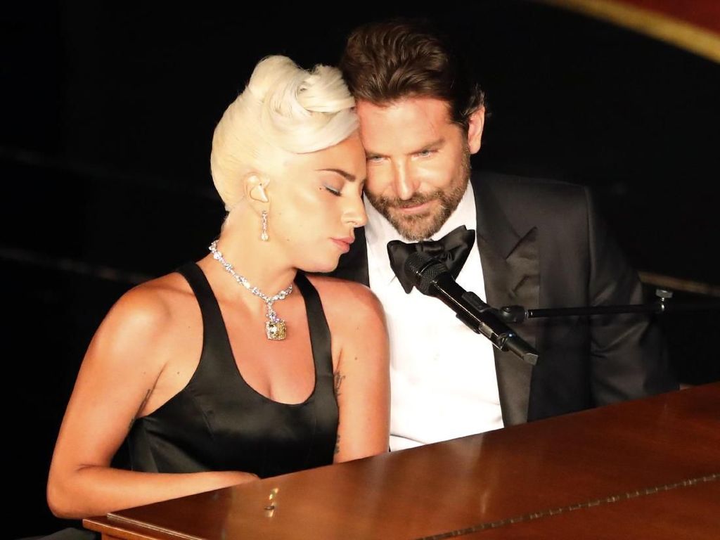 Lady Gaga Akui Kemesraan dengan Bradley Cooper Settingan