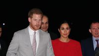 Foto: Bertemu Raja Maroko, Meghan Markle Anggun Bergaun Merah