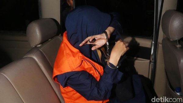 Tersangka Suap SPAM Meina Woro Malu-malu di Depan Kamera