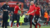 Ander Herrera digantikan oleh Andreas Pereira pada menit ke-21, lalu Juan Mata harus meninggalkan lapangan juga karena cedera. Jesse Lingard yang bermain. Phil Noble/Reuters.