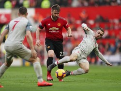 Gantian pemain Liverpool, Georginio Wijnaldum mengancam MU. Diving heading yang dilakukan pemain Belanda itu pada menit ke-70 masih melebar. Lee Smith/Reuters.