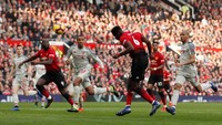 MU mendapatkan peluang pada menit ke-51. Sebuah umpan silang dari sayap kanan, bisa disundul Paul Pogba ke gawang. Alisson masih sigap menangkap bola. Lee Smith/Reuters.