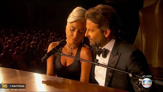 Penampilan due Lady Gaga & Bradley Cooper