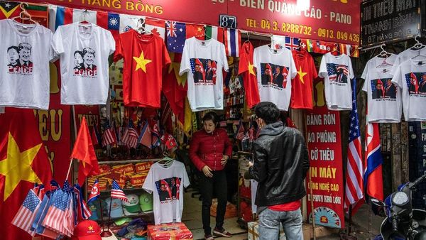 Beragam Atribut Kim Jong Un-Trump Hiasi Sudut Kota Vietnam