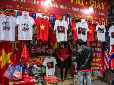 Beragam Atribut Kim Jong Un-Trump Hiasi Sudut Kota Vietnam