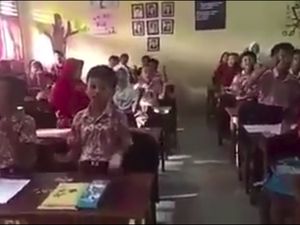 Video Siswa SD Nyanyi Lagu Prabowo-Sandi