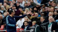 Sarri pun memanggil Caballero ke tepi lapangan untuk bersiap. Tapi yang menjadi persoalan adalah, Kepa menolak untuk ditarik keluar dan ingin melanjutkan permainan. (Foto: David Klein/REUTERS)
