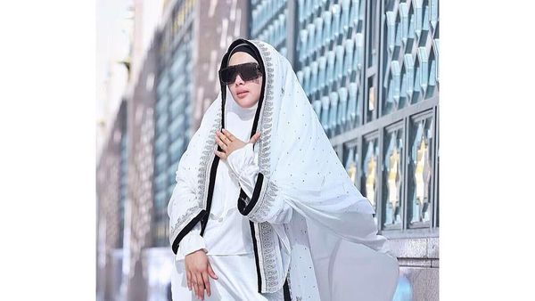 Beda Gaya Hijab Syahrini dan Luna Maya Saat Umrah, Lebih Suka Siapa?