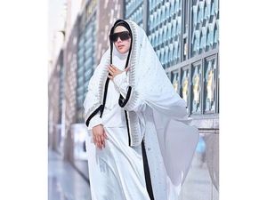 Beda Gaya Hijab Syahrini dan Luna Maya Saat Umrah, Lebih Suka Siapa? Beda Gaya Hijab Syahrini dan Luna Maya Saat Umrah, Lebih Suka Siapa?