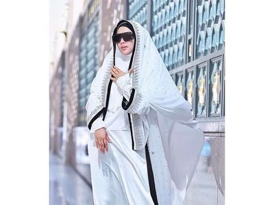Beda Gaya Hijab Syahrini dan Luna Maya Saat Umrah, Lebih Suka Siapa?