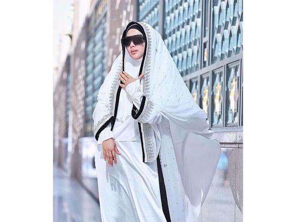 Beda Gaya Hijab Syahrini dan Luna Maya Saat Umrah, Lebih Suka Siapa?