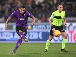 Fiorentina tak patah arang, percobaan demi percobaan membobol gawang Inter akhirnya membuahkan hasil di menit ke-73 melalui tendangan bebas Luis Muriel dari luar kotak penalti. Skor menjadi 2-3. Alberto Lingria/Reuters.