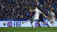 Skuat besutan Santiago Solari unggul 1-0 di menit 43 lewat penalti Karim Benzema. Alex Caparros/Getty Images.