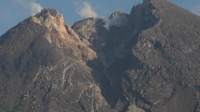 Hujan Abu Terjadi Lereng Merapi Kawasan Magelang