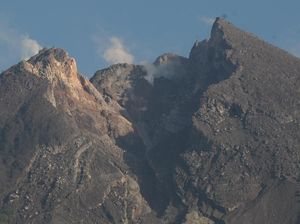 Gunung Merapi Mengepulkan Asap Putih Setinggi 250 Meter Gunung Merapi Mengepulkan Asap Putih Setinggi 250 Meter