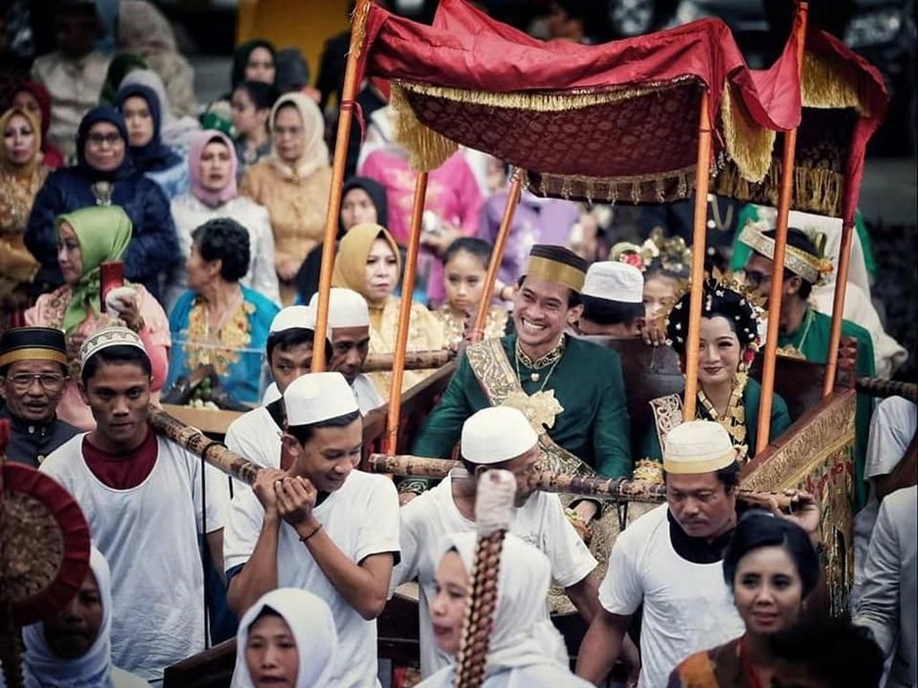 Putra Eks Bupati Gowa Nikahi Dokter Cantik Bermahar 1 Set Emas Putra Eks Bupati Gowa Nikahi Dokter Cantik Bermahar 1 Set Emas