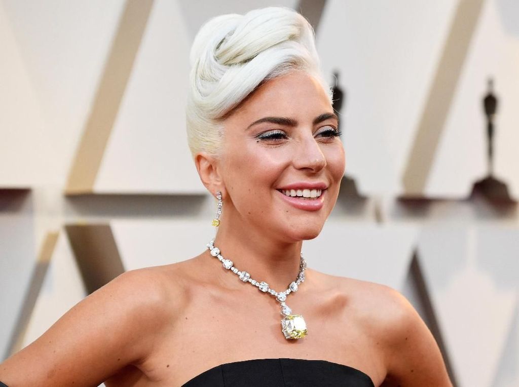 Glamor! Lady Gaga Pakai Kalung Berlian Rp 420 M di Oscars 2019