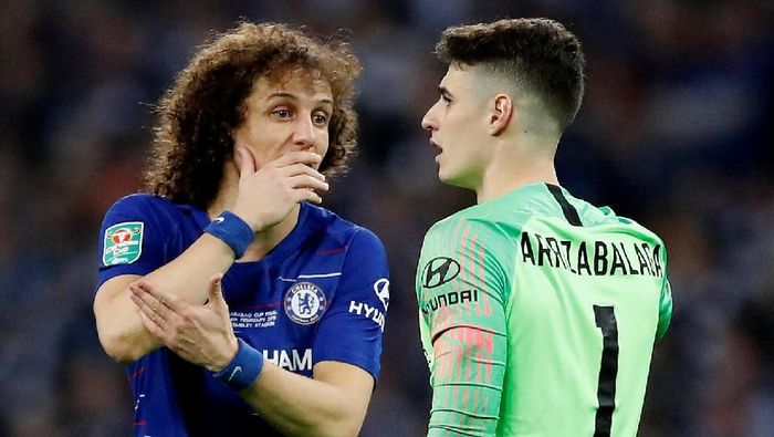 David Luiz bicara kepada Kepa Arrizabalaga saat kiper Chelsea itu menolak diganti di final Piala Liga Inggris (Foto: Carl Recine/Action Images via Reuters) David Luiz bicara kepada Kepa Arrizabalaga saat kiper Chelsea itu menolak diganti di final Piala Liga Inggris (Foto: Carl Recine/Action Images via Reuters)